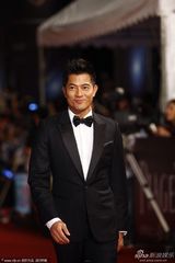 组图：郭富城黑色西装走红毯帅气逼人