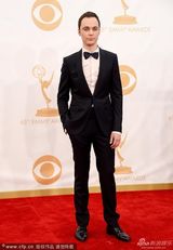 组图：《生活大爆炸》男星谢耳朵黑西服亮相