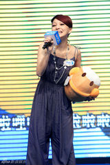 幻灯图：张韶涵扮熟女进乐园 为孩子阐述世博精神