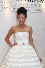 组图：陈嘉桓出席名品婚纱秀 亲自上阵展示婚纱