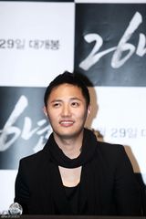 高清组图：韩片《26年》试映 任瑟雍架拐出席