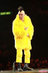 组图：张卫健鸡冠装表情搞怪 热吻巴两金