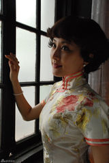 高清图：马苏玲珑身段展旗袍风韵  多剧热播掀热潮 