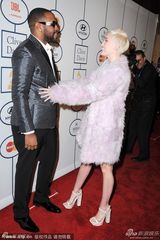 组图：麦莉格莱美派对清新风 收敛性感变俏皮