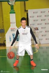 组图：周柏豪表演花式篮球 分享男士护肤秘诀