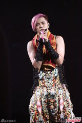 罗志祥个唱贴身辣抱蔡依林 对嘴热吻蓝心湄(图)