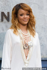 组图：蕾哈娜纯白造型亮相 深V高开叉秀性感