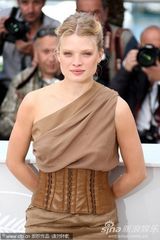 幻灯：《蒙彼利埃公主》记者会 导演轻吻女主演香肩