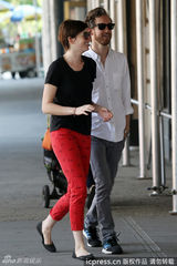 组图：海瑟薇街头依偎老公 十指紧扣晒甜蜜爱情