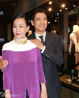 组图：周润发携妻恩爱亮相 瘦身明显否认厌食