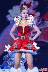 组图：蔡依林圣诞爆乳装抢镜 又唱又跳秀美腿