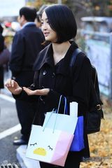 组图：SISTAR成员DaSom与KARA姜智英参加韩国高考