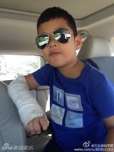 组图：郭涛爱子石头成长相册 小大人纯爷们儿