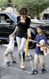 幻灯图集：维多利亚带两个儿子外出 展慈母情怀