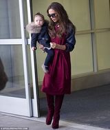 组图：贝嫂单手抱女秀巨钻 小七嘟嘴冲镜头卖萌