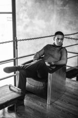 组图：邵兵复古写真展硬汉魅力