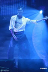 组图：张智霖开唱怀抱儿子亮相 张柏芝任嘉宾