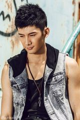 组图：刘芮麟劲酷写真秀裸肌展阳光魅力