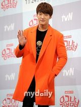 组图：《急诊男女》宋智孝镂空裙秀腰搭崔振赫