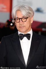 组图：评审团成员日本作曲家坂本龙一现身红毯
