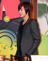 高清图：金贤重帅气宣传《恶吻》 与郑素敏亲密合影