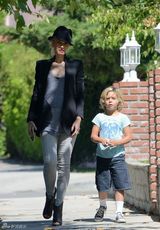 组图：酷妈格温-斯蒂芬妮型爆装扮带两子出行