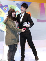 组图：贾乃亮出席活动遇疯狂粉丝