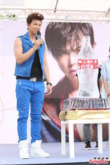 组图：黄鸿升签唱会自嘲肌肉缩水 卓文萱力挺