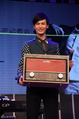 组图：严爵新辑发布会汗腺失灵 脱妆露出好皮肤