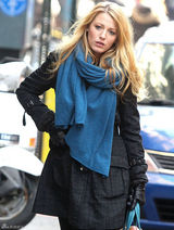 高清组图：布莱克-弗莱利街拍LOOK大衣围巾保暖