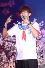 高清组图：罗志祥生日写小诗 邀歌迷制服party庆生