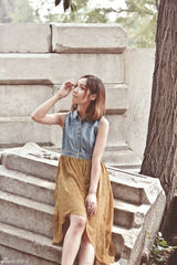 组图：陈怡驻足圆明园遗址 沉静感受历史余韵