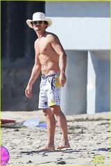 组图：米兰达可儿一家海边度假 布鲁姆身材健硕