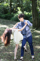 组图：胡夏拍《傻瓜探戈》MV 搂美女舞伴热舞