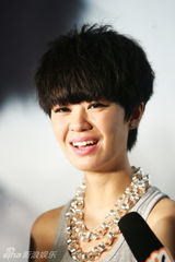 幻灯图：郁可唯献唱庆儿童节 不敢跟师兄比酷