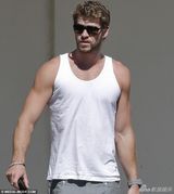 组图：小锤弟拍戏偷闲 不陪未婚妻陪老母