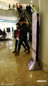 幻灯图：田亮携女伴逛街吃饭 简单打扮全程笑容不断