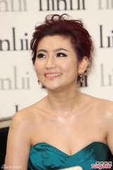 组图：Selina低胸备战金钟 不惧手臂伤疤