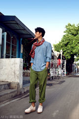 明星爱街拍：黄轩简约街拍 穿梭巷弄淡然随性