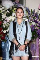 幻灯图：杨丞琳个唱与言承旭甜蜜拥抱 群星助阵观战