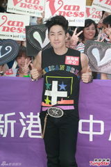 组图：吴建豪盼红馆开唱 签唱与粉丝亲密互动