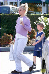 组图：布兰妮腿粗腰圆变大妈 带两爱子外出逛街