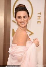 组图：佩内洛普-克鲁兹粉色礼服性感露香肩