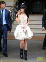 组图：Gaga毛球发饰蝴蝶结卖萌 频挤胸扮日本AV