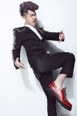 组图：歌浴森新年写真帅气硬朗摇滚范儿