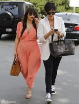 组图：金-卡戴珊粉红透视连衣裙出街前凸后翘