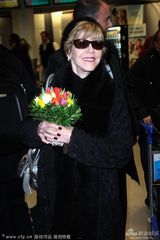 组图：简-方达机场秀剪刀手 蒂姆罗宾斯不摆谱