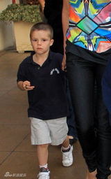 幻灯图集：辣妈维多利亚携三子逛街 穿着清凉