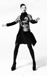 组图：黄绮珊新照全曝光 黑白大片演绎另类时尚