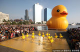 组图：小黄鸭充气萌翻路人 从“荷包蛋”变成鸭